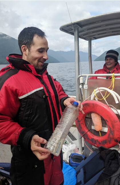 Los compañeros de tripulación de Nikki Saadat, el día en que encontraron la botella