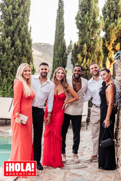 Los compañeros del novio en el Manchester: Riyad Mahrez (a la izquierda de la foto) con su mujer Taylor Ward y Kyle Walker (a la derecha de la foto) con su pareja Annie Kilner.