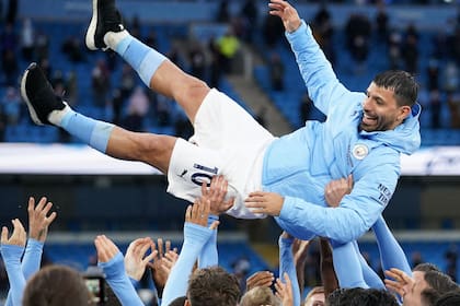 Los compañeros levantan en alto a Kun Agüero durante la ceremonia de entrega del trofeo de la última Premier League a Manchester City  en el Etihad Stadium de Manchester: el club inglés disfrutó del mejor fútbol del argentino