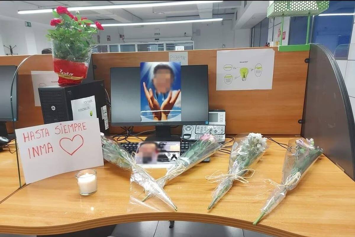 Los compañeros pusieron un altar con fotos, flores y un mensaje: “Hasta siempre, Inma”