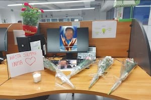 Los compañeros pusieron un altar con fotos, flores y un mensaje: “Hasta siempre, Inma”