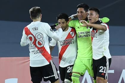 Los compañeros van a buscar a Enzo Pérez, el arquero impensado que tuvo River en una noche histórica