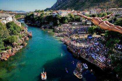 Los competidores saltando desde el Puente Viejo en Mostar