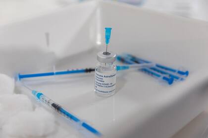 Los componentes de la vacuna producida por Oxford/AstraZeneca comenzaron a llegar en forma continúa a la Argentina