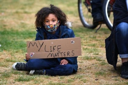 Los comportamientos de racismo pueden manifestarse a temprana edad y en las escuelas.