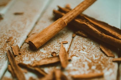 Los compuestos de la canela ayudan a neutralizar radicales libres que dañan las neuronas y otros tejidos