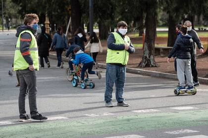 Los concientizadores, identificados con chalecos fluorescentes, controlan que se cumpla el distanciamiento social en los parques de la ciudad