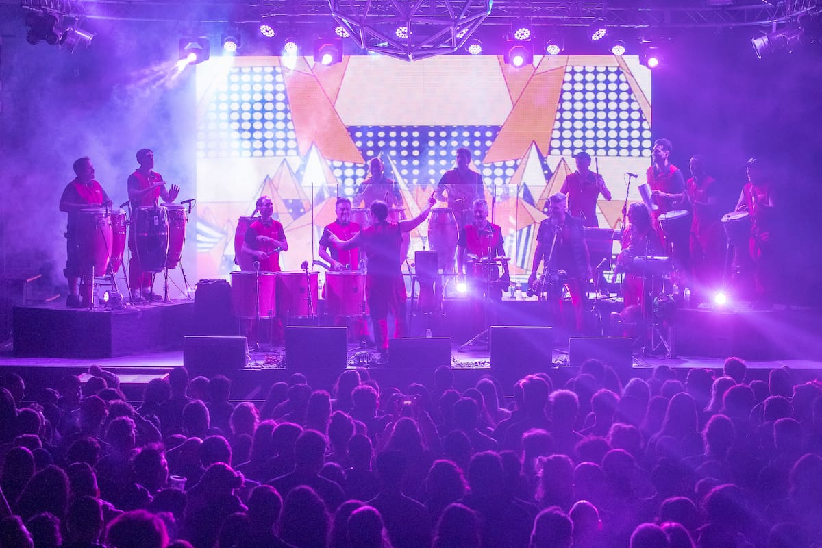 Los conciertos de La Bomba de Tiempo se convierten en un ritual de la percusión con un público tan fiel como fervoroso