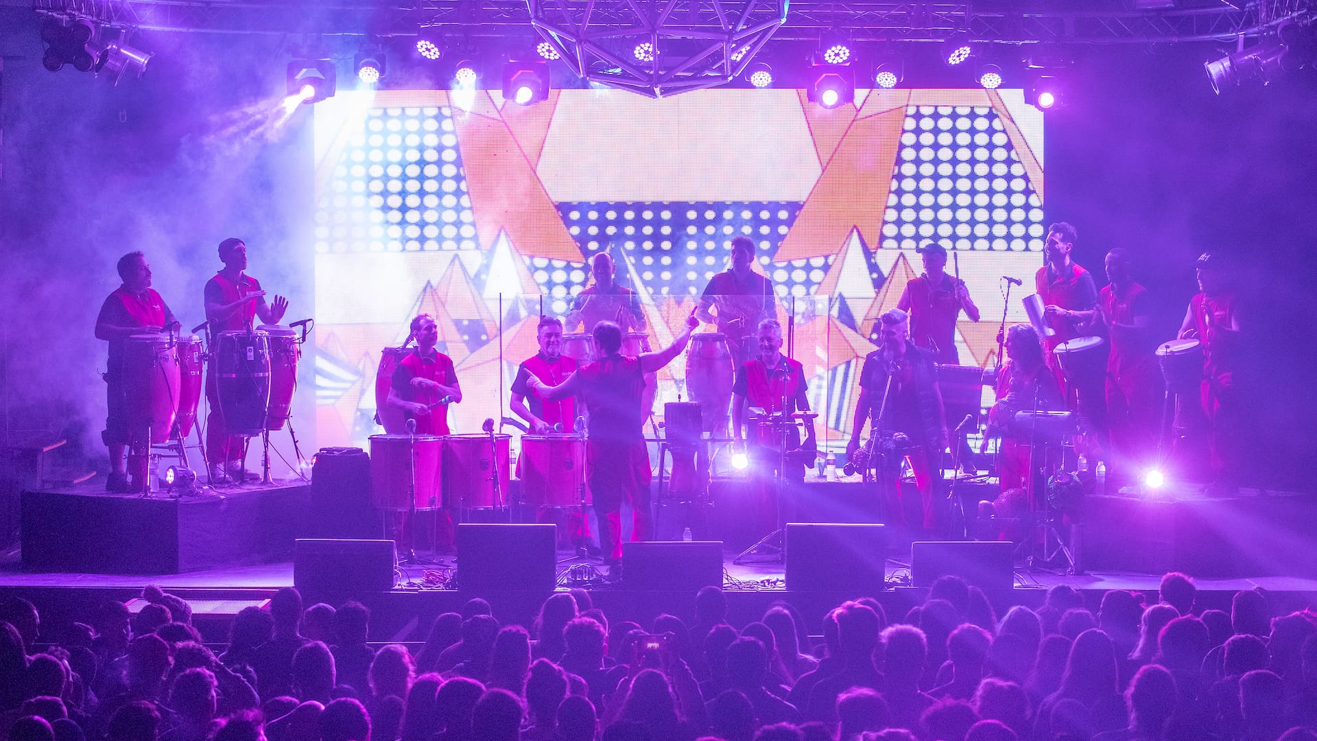 Los conciertos de La Bomba de Tiempo se convierten en un ritual de la percusión con un público tan fiel como fervoroso