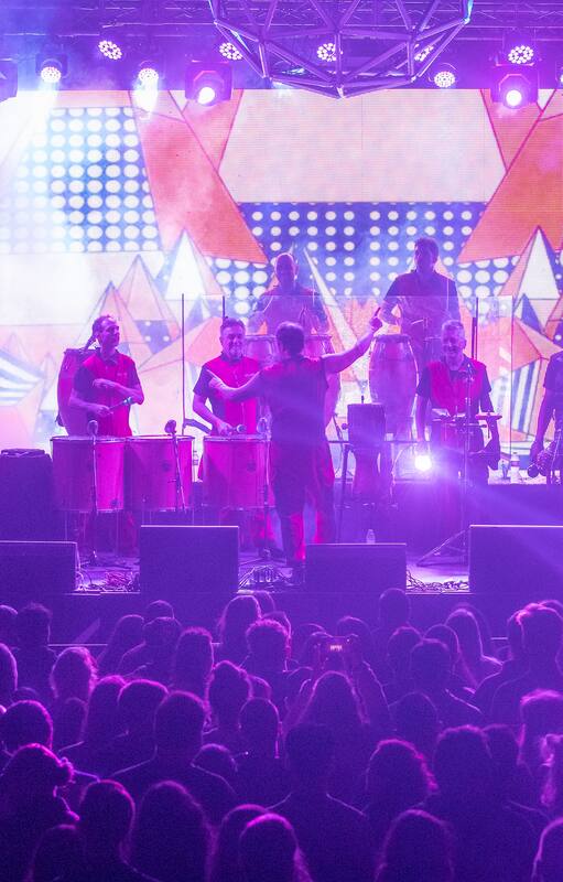 Los conciertos de La Bomba de Tiempo se convierten en un ritual de la percusión con un público tan fiel como fervoroso