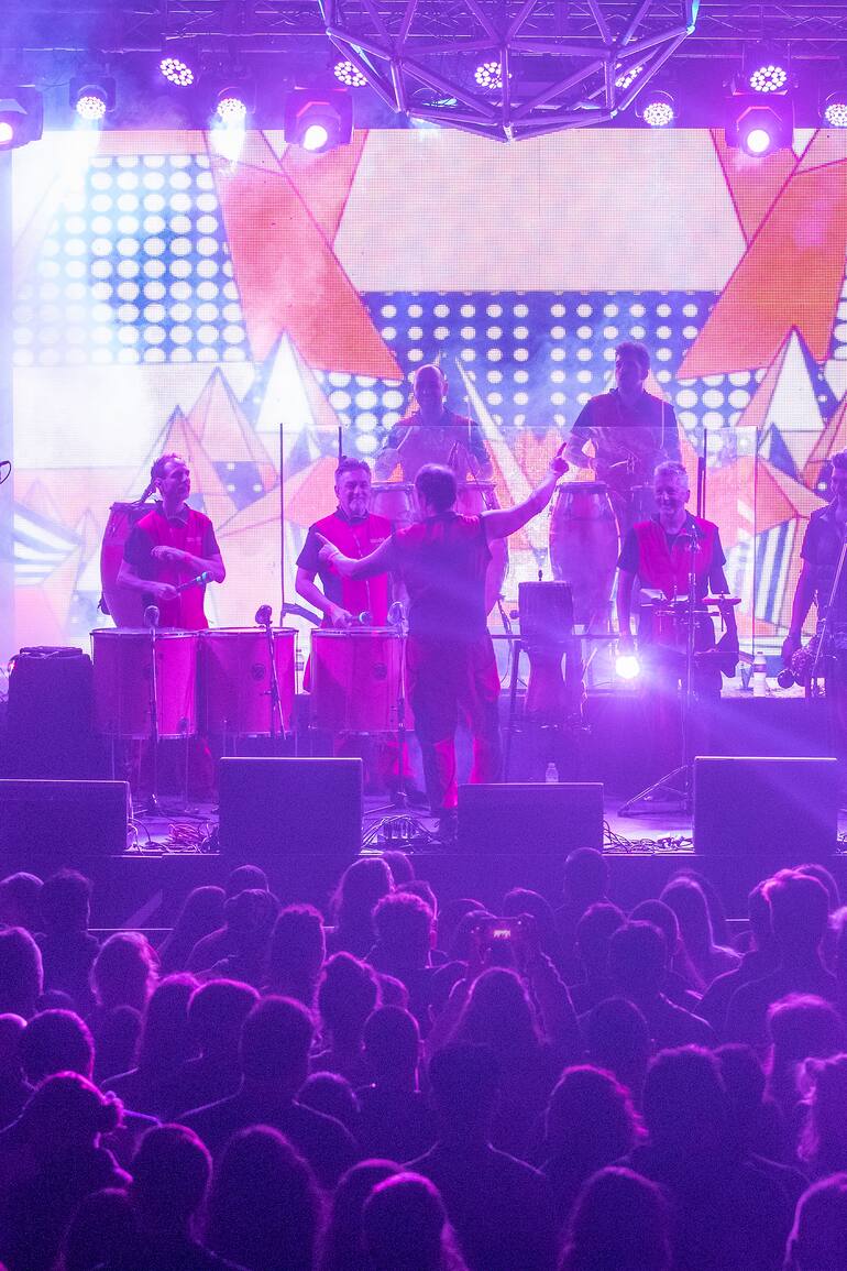 Los conciertos de La Bomba de Tiempo se convierten en un ritual de la percusión con un público tan fiel como fervoroso