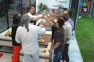Los concursantes de GH brindaron para celebrar la Navidad.