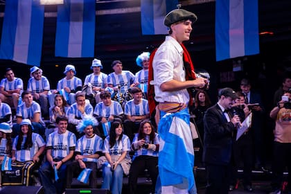 Los concursantes desfilaron por el escenario del Teatro Vorterix con disfraces y propuestas inspiradas en la pasión mundialista argentina.