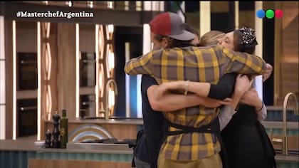 Los concursantes se fundieron en un abrazo
