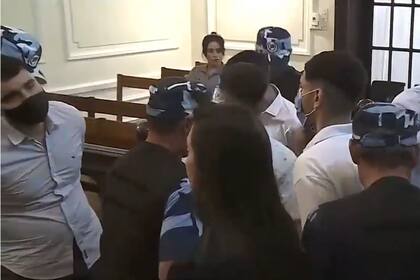 Los condenados por el crimen de Fernando Báez Sosa. en el momento de ser esposados tras escuchar el veredicto