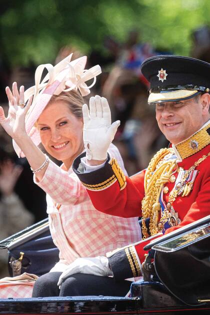 Los condes de Wessex compartieron la carroza con sus hijos. Sophie impactó con un traje de cuadros vichy a medida de Suzannah London.