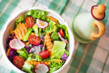 Los condimentos queman las verduras de hojas por lo que es indispensable aderezarlas poco antes de servirla para que sean sabrosas y coloridas. (Canva)