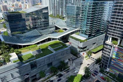 Los condominios frente a la costa de Miami reflejan el cambio de ciclo del mercado inmobiliario, que pasó del auge al enfriamiento