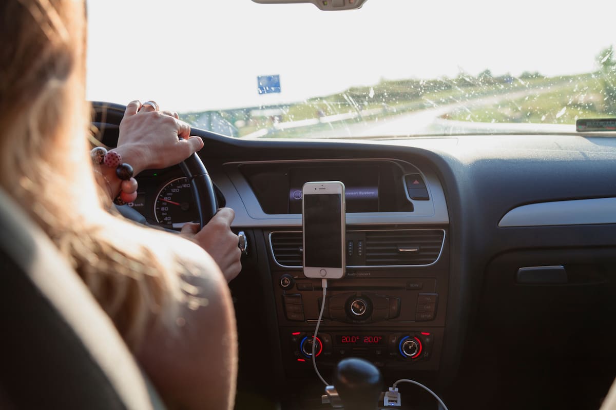 Los conductores de California que tengan la calcomanía de "vehículo de aire limpio" no podrán utilizar los carriles compartidos para que viajen solos
