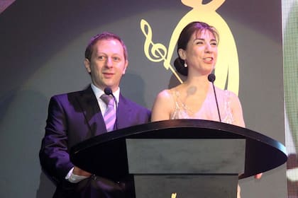 Los conductores de los premios: Nicolás Scarpino y Laura Oliva