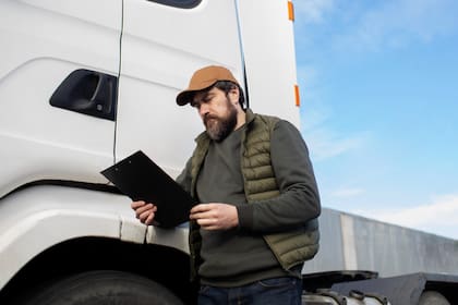 Los conductores deben ser capaces de leer y hablar inglés lo suficiente para conversar, entender las señales de tráfico, responder a consultas oficiales y realizar anotaciones en informes y registros