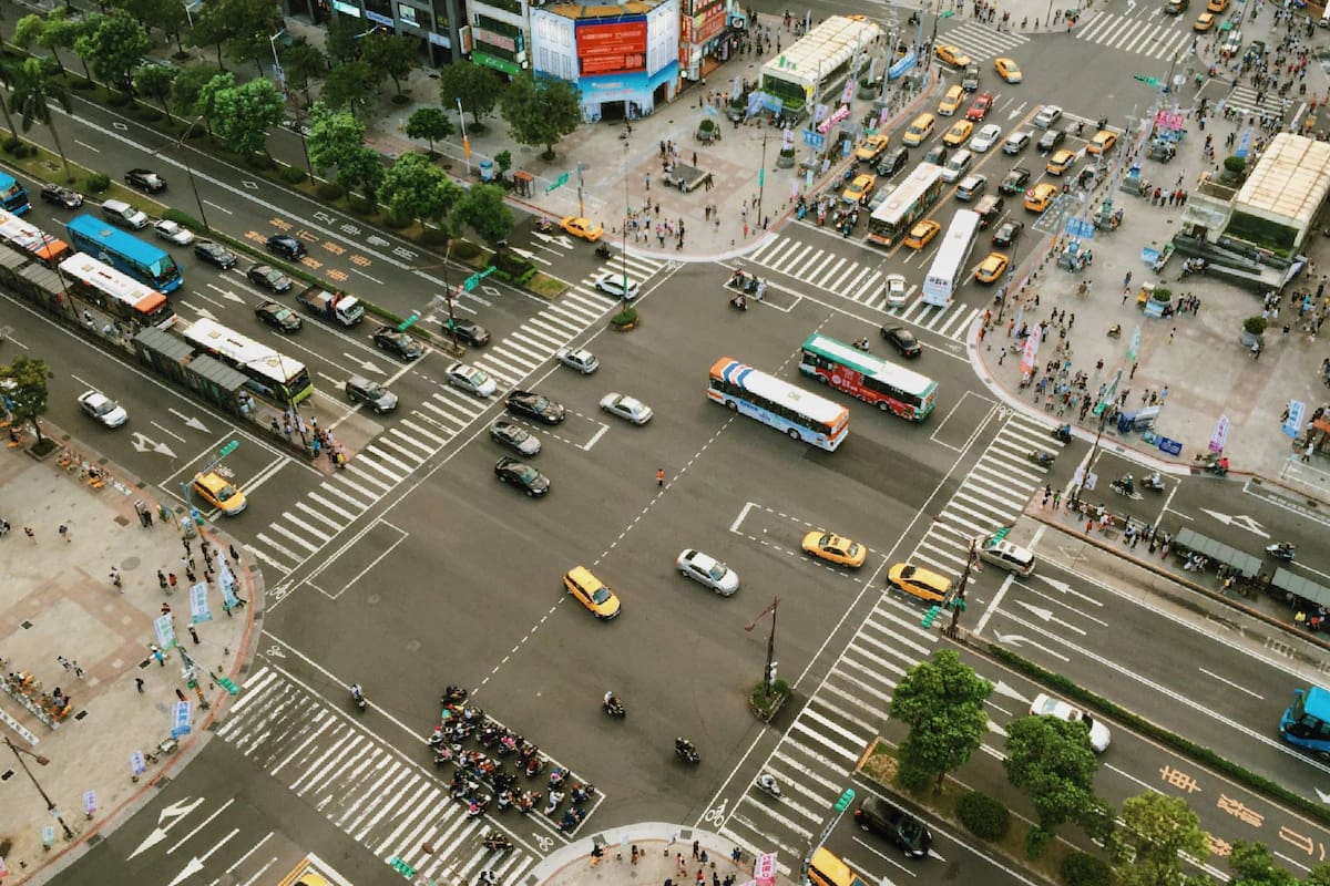 Los conductores deberán pagar una elevada multa si estacionan en los carriles de autobús