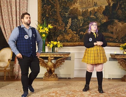 Los conductores del evento, dos estudiantes de Hogwarts
