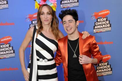 Los conductores del evento, Vero Lozano y el youtuber Kevsho