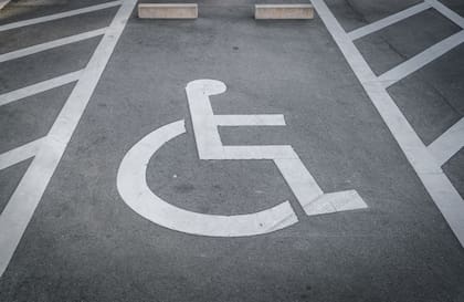 Los conductores designados como cuidadores elegibles bajo esta ley podrán estacionarse en espacios públicos reservados para personas con discapacidades