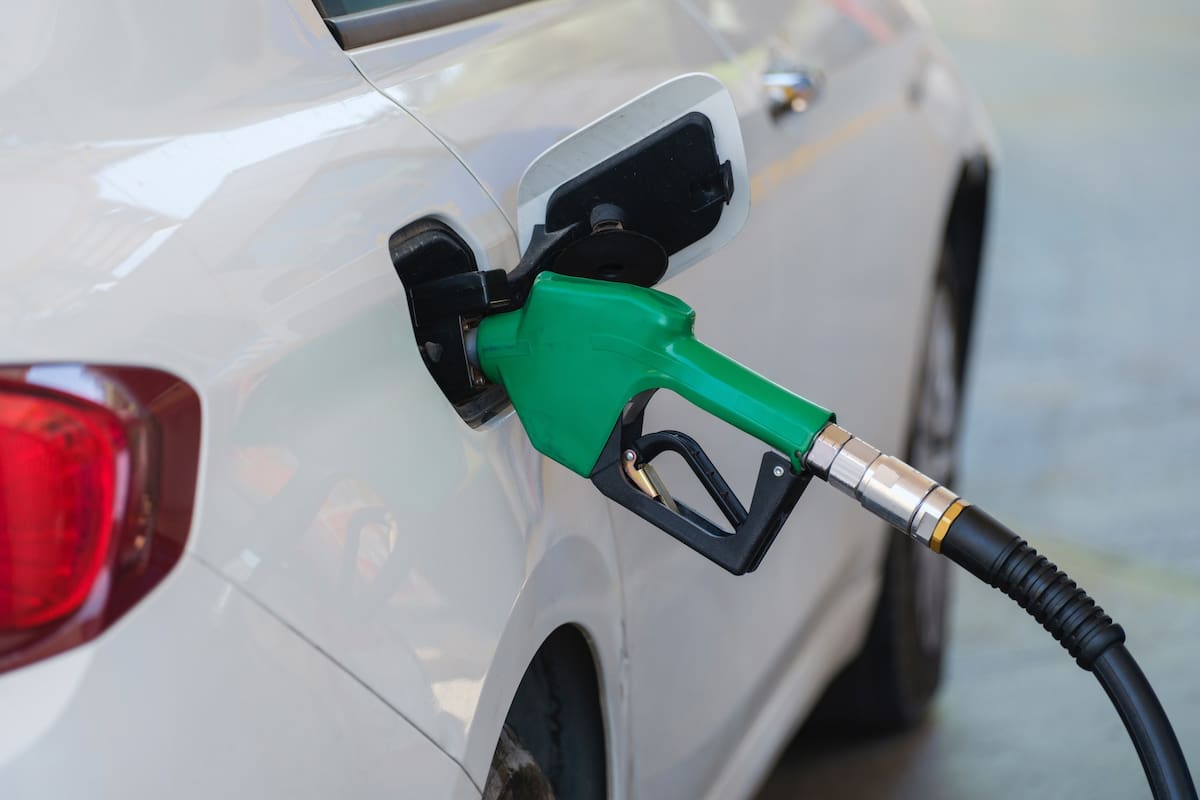 Los conductores en California deben pagar casi 27 dólares más por llenar el tanque de sus autos, en comparación con el promedio nacional
