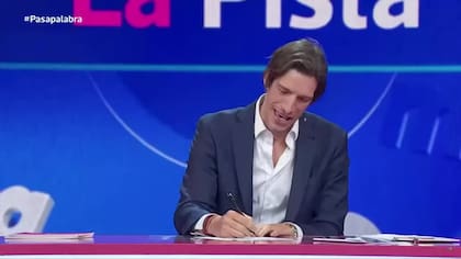 Los conocimientos de Iván de Pineda le dan autoridad para organizar el juego de Pasapalabra