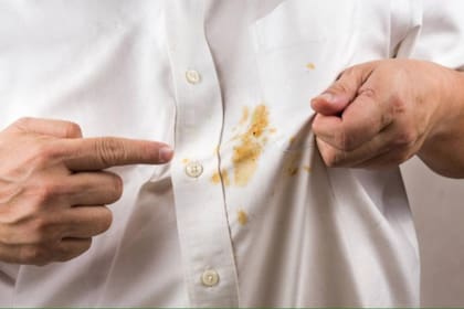 Los consejos para quitar una mancha de café de la ropa