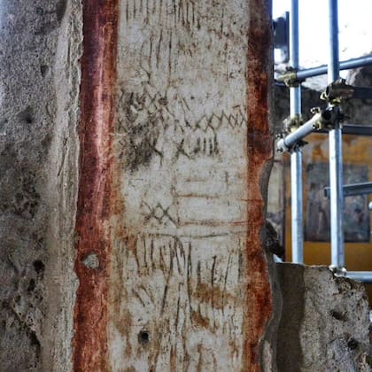 Los constructores dejaron el historial de cómo construirán sobre las paredes. Utilizaban carbón vegetal para hacerlo
