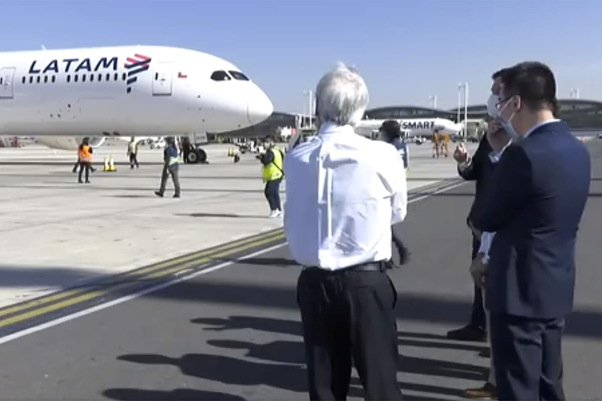 Los contenedores fueron recibidos en el principal aeropuerto de la capital chilena por el presidente Sebastián Piñera.