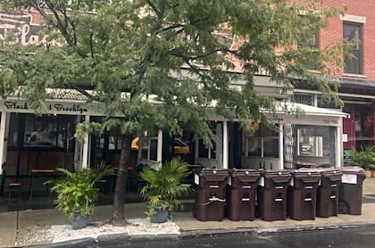 Los contenedores instalados en la calle ayudarán a terminar con el problema de las bolsas de basura y las ratas
