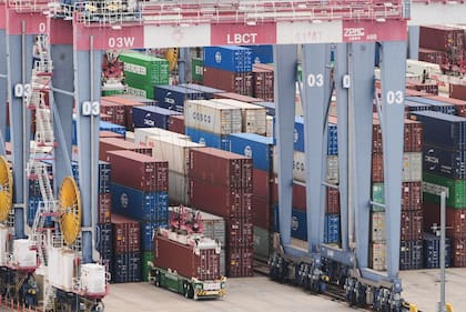 Los contenedores se apilan en el puerto de Long Beach el viernes 20 de febrero de 2026, en Long Beach, California.