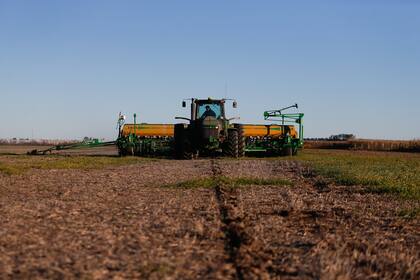 Los contratistas temen demoras en la siembra por las trabas para circular