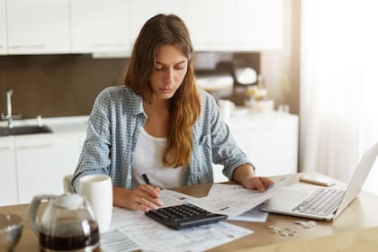 Los contribuyentes pueden reclamar deducciones al IRS si son padres que dejaron a su hijo al cuidado de otra persona para buscar trabajo