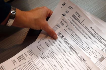 Los contribuyentes que no presentaron declaraciones de impuestos en 2021 podrían ser elegibles si lo hacen antes del 15 de abril de 2025 (Brennan Linsley/AP)