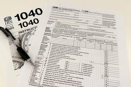 Los contribuyentes que no presentaron una declaración de impuestos en 2021 tienen tiempo para hacerlo hasta el 15 de abril de 2025 (Peter Morgan/AP)