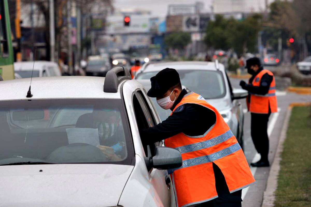 Los controles a los vehículos se diseminan en todos los ingresos habilitados de la ciudad