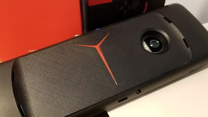 El accesorio "envuelve" al teléfono, pero deja libre la cámara y suma un conector de audio analógico y un puerto de carga