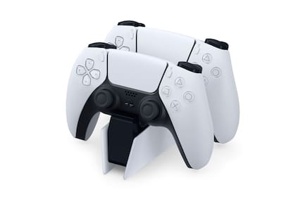 Los controles DualSense en la base de carga de la PlayStation 5