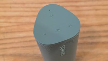Los controles multimedia del Sonos Roam 2