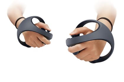 Los controles que Sony diseñó para acompañar el casco de realidad virtual de la PS5, con un diseño similar a los modelos que usan Oculus y HTC