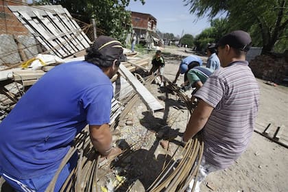 Los cooperativistas construyen veredas a cambio del plan Argentina Trabaja