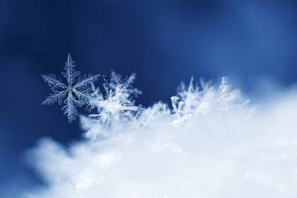 Los copos de nieve son hexagonales y simétricos, lo que ha dado lugar a numerosas teorías sobre ello a lo largo de la historia.