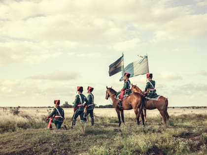 Los coraceros de Magdalena se aprestan para la batalla en la llanura pampeana.