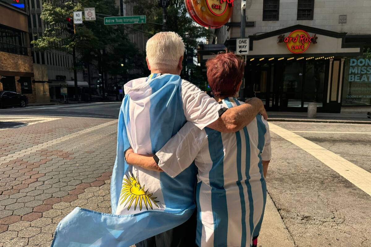Los cordobeses Luis y Lidia, emocionados; viajaron desde Utah para ver a la selección en Atlanta