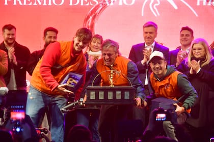 Los cordobeses Néstor Ponce, Luca Vargas y Gustavo Pizarro ganaron el Premio Desafío Hierros Líder, concurso de 48 horas ininterrupidas para estudiantes de arte